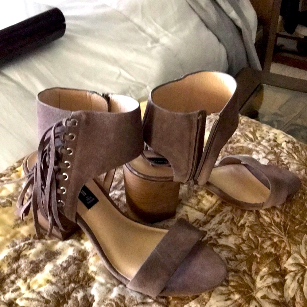 Steve Madden taupe sandals with chunky heel  NWOB